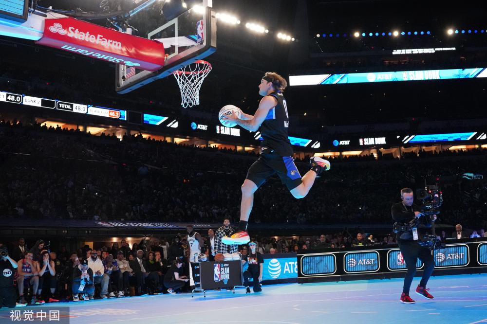 对镜头做鬼脸被拍到，塞瓦略斯转发自己视频：哈哈哈我笑死了.